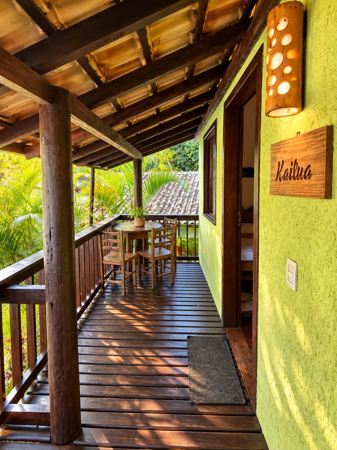 Varanda privativa da Cabana Kailua cercada pela natureza