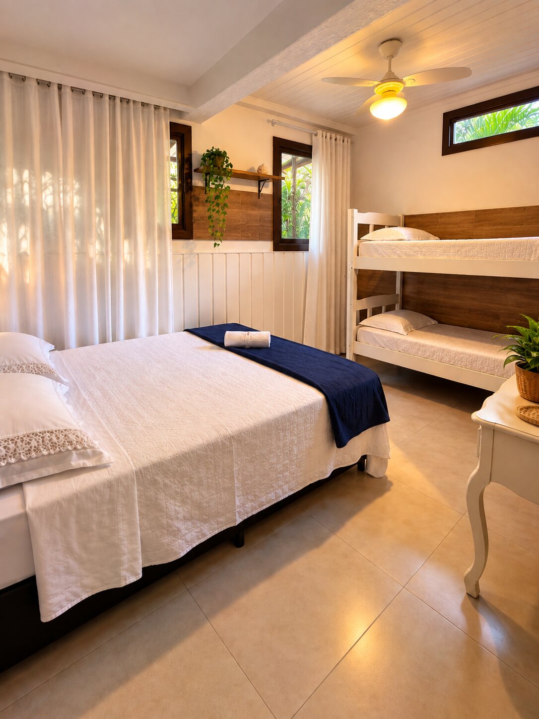 Quarto com cama de casal e beliche da Cabana Molokai